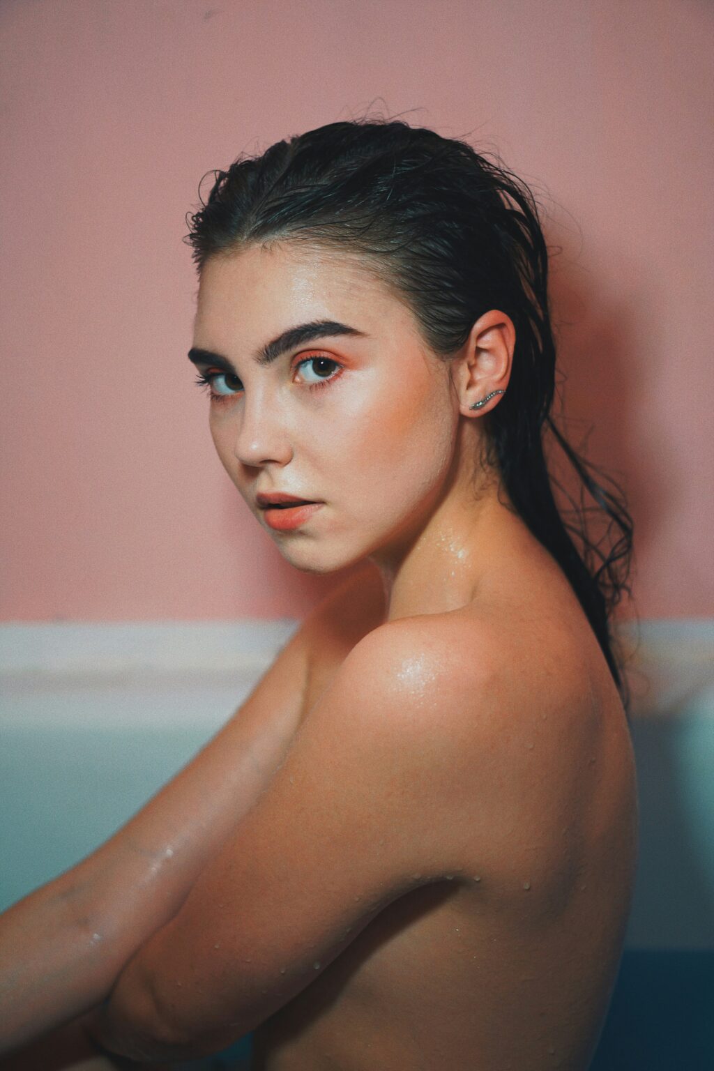 Portrait sur fond rose